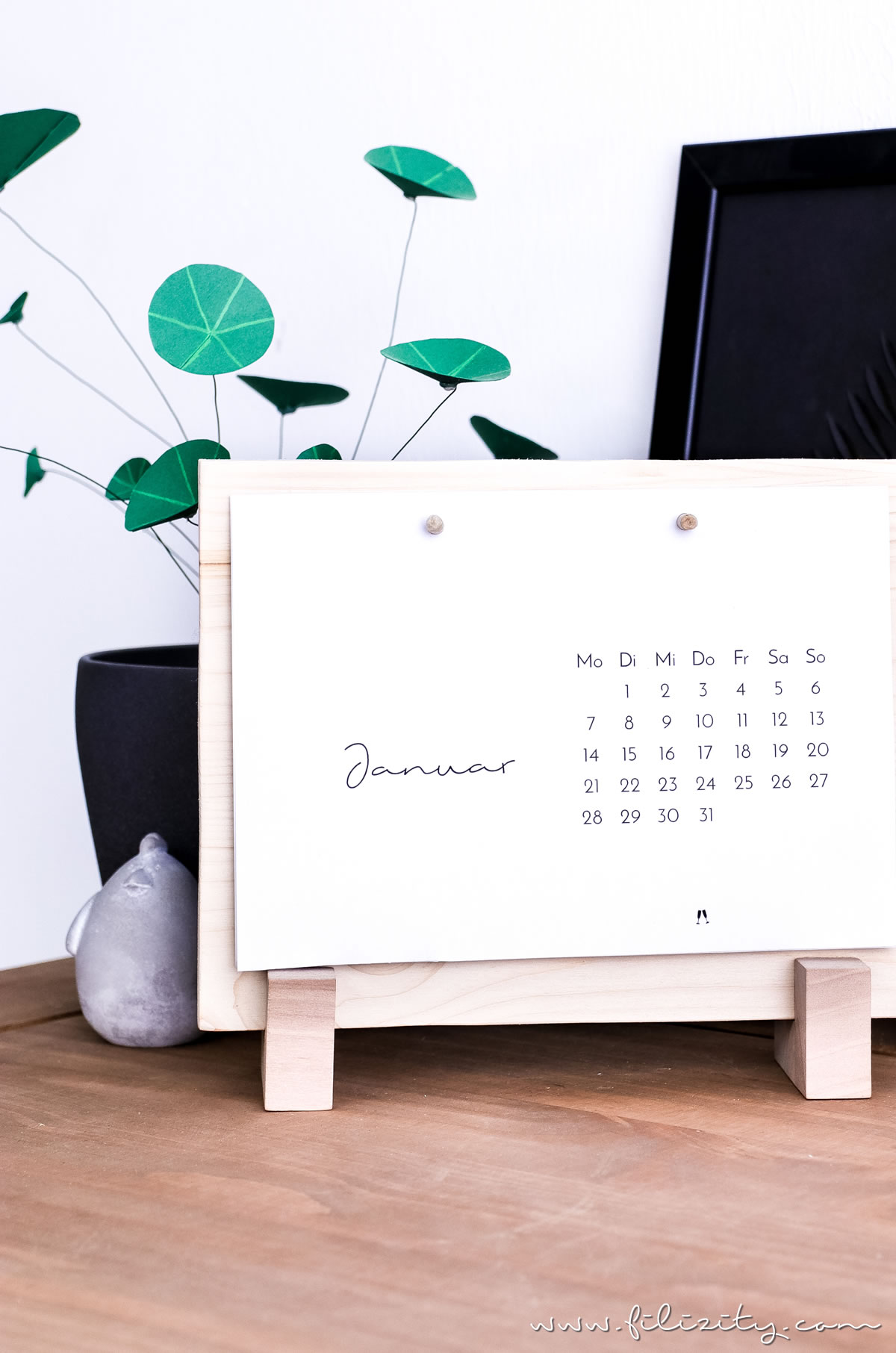 DIY Tischkalenderbrett aus Holzresten + Download Minimalistischer Tischkalender 2019 | Stylischer Helfer für deinen Schreibtisch | Filizity. Kreativmagazin & DIY Blog #kalender #2019 #download #printable #minimalistisch