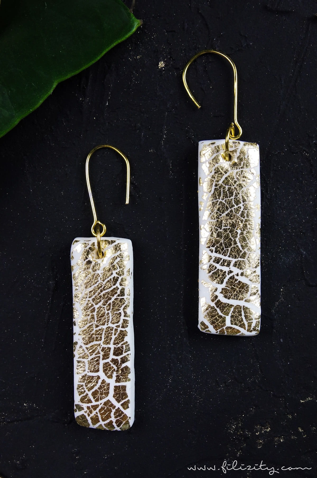 DIY Fimo Ohrringe mit Crackle-Gold | Fimo Schmuck selber machen - 5 Blogs 1000 Ideen | Filizity.com | DIY-Blog aus dem Rheinland #fimo #gold #crackle #krakelierlack