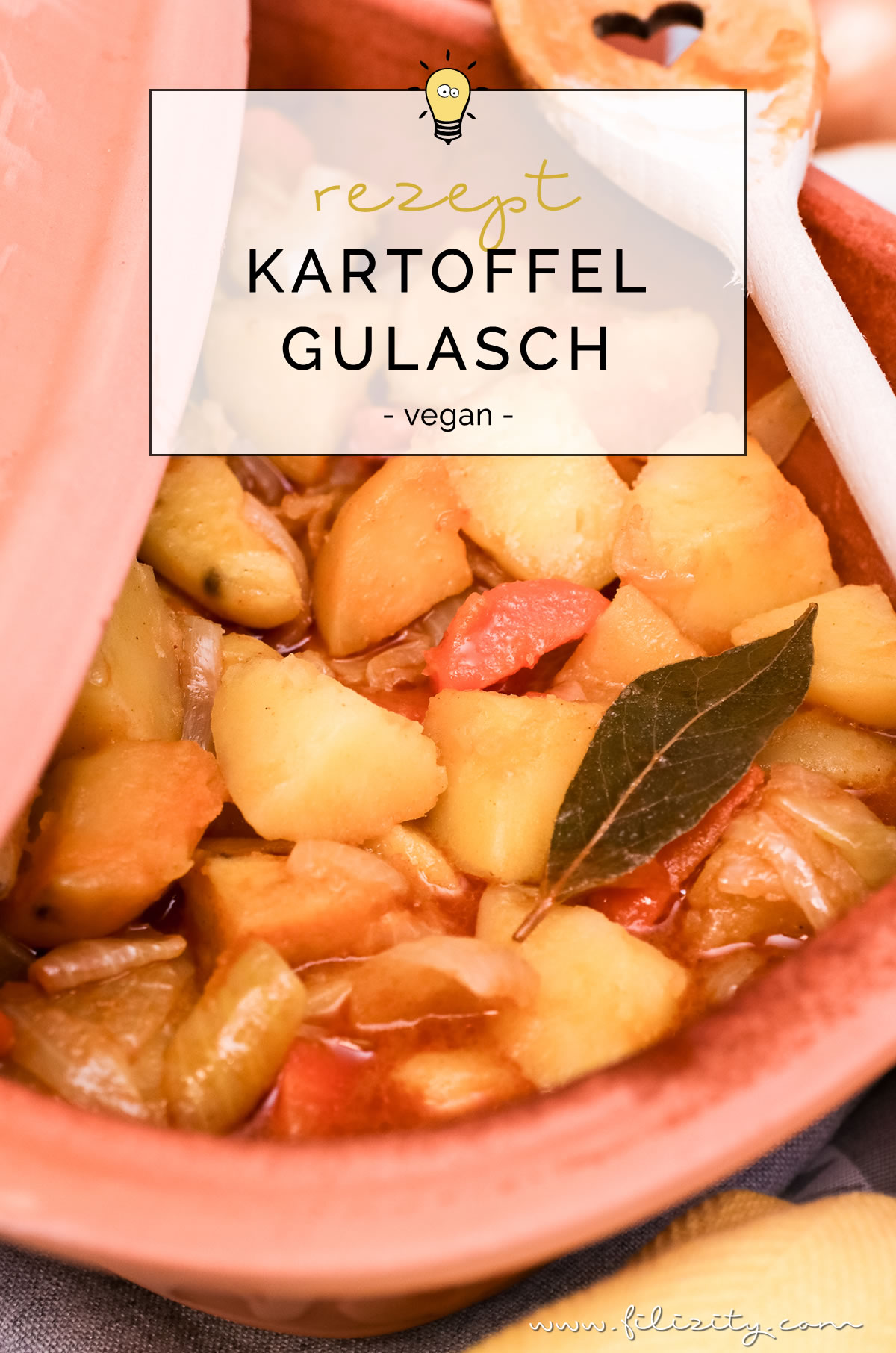 Rezept für unglaublich leckeren (veganen) Kartoffelgulasch aus dem Römertopf | Filizity.com | Food-Blog aus dem Rheinland #römertopf #vegan #gulasch