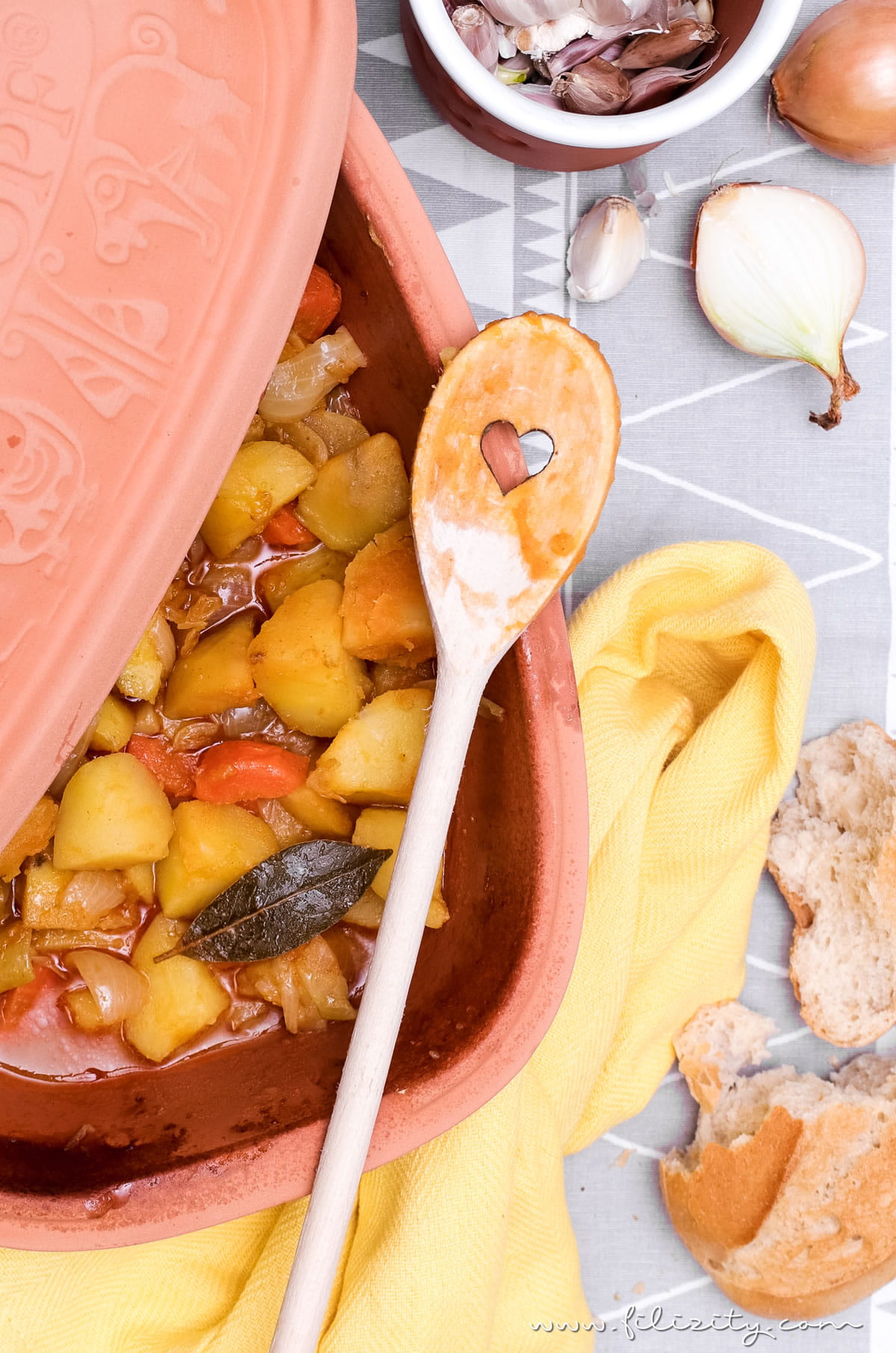 Rezept für unglaublich leckeren (veganen) Kartoffelgulasch aus dem Römertopf | Filizity.com | Food-Blog aus dem Rheinland #römertopf #vegan #gulasch