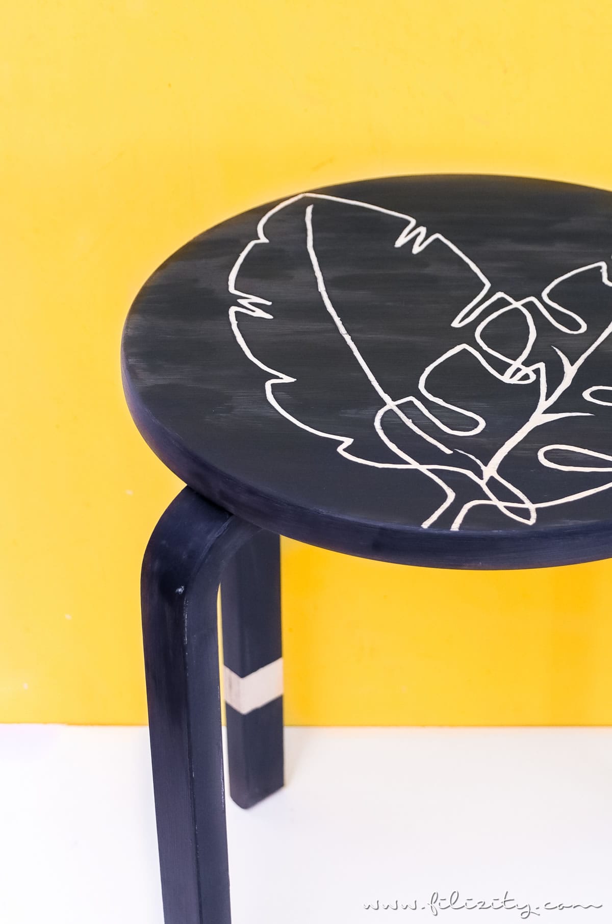 Schnelle Upcycling Idee mit Chalk Paint: IKEAHACK Frosta Hocker im Urban Jungle Style | Filizity.com - DIY-Blog aus dem Rheinland #diysummer #rustoleum #urbanjungle #frosta #ikeahack