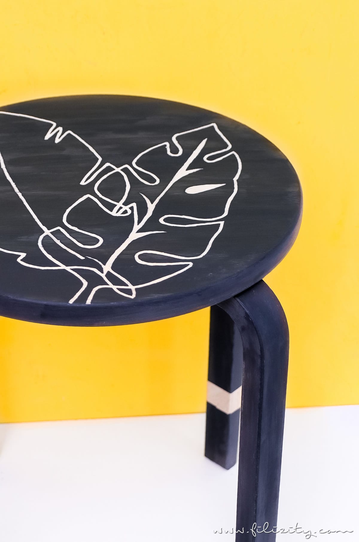 Schnelle Upcycling Idee mit Kreidefarbe: IKEAHACK Frosta Hocker im Urban Jungle Style | Filizity.com - DIY-Blog aus dem Rheinland #diysummer #rustoleum #urbanjungle #frosta #ikeahack