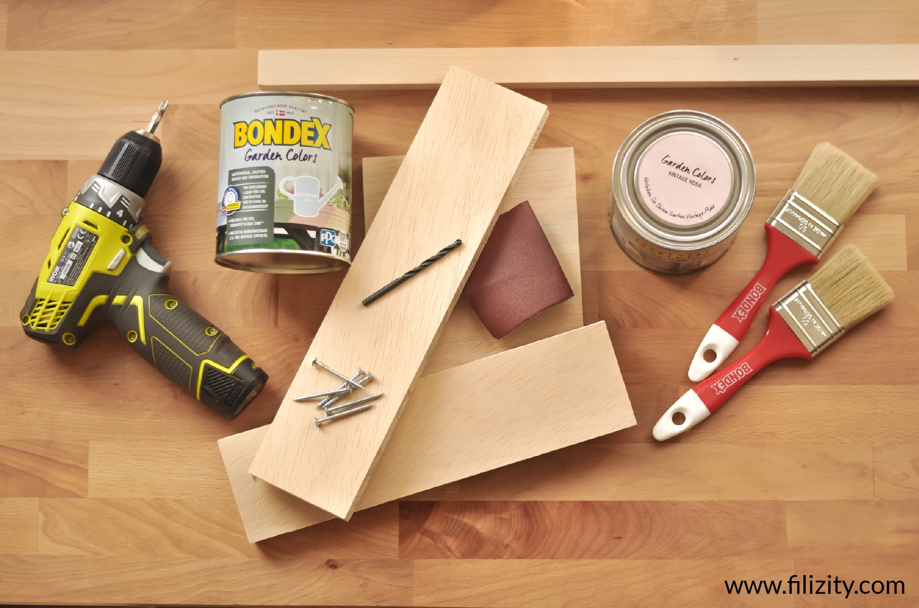 Osterdeko Selber Machen Ganz Einfach Gestalte Dir Ein Holz Schild Mit Sussem Schriftzug Als Deine Oster Gartendeko Lies Hier Die Bastelidee Anleitung Mit Kostenloser Druckvorlage Filizity Com