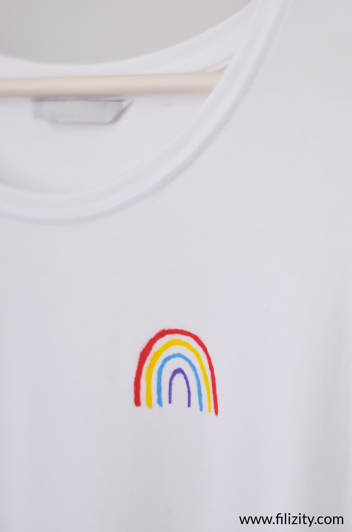 DIY Regenbogen: T-Shirt bemalen, Hoffnung schenken | Filizity.com - Kreativmagazin & DIY Blog #corona #regenbogen #wirbleibenzuhause #upcycling