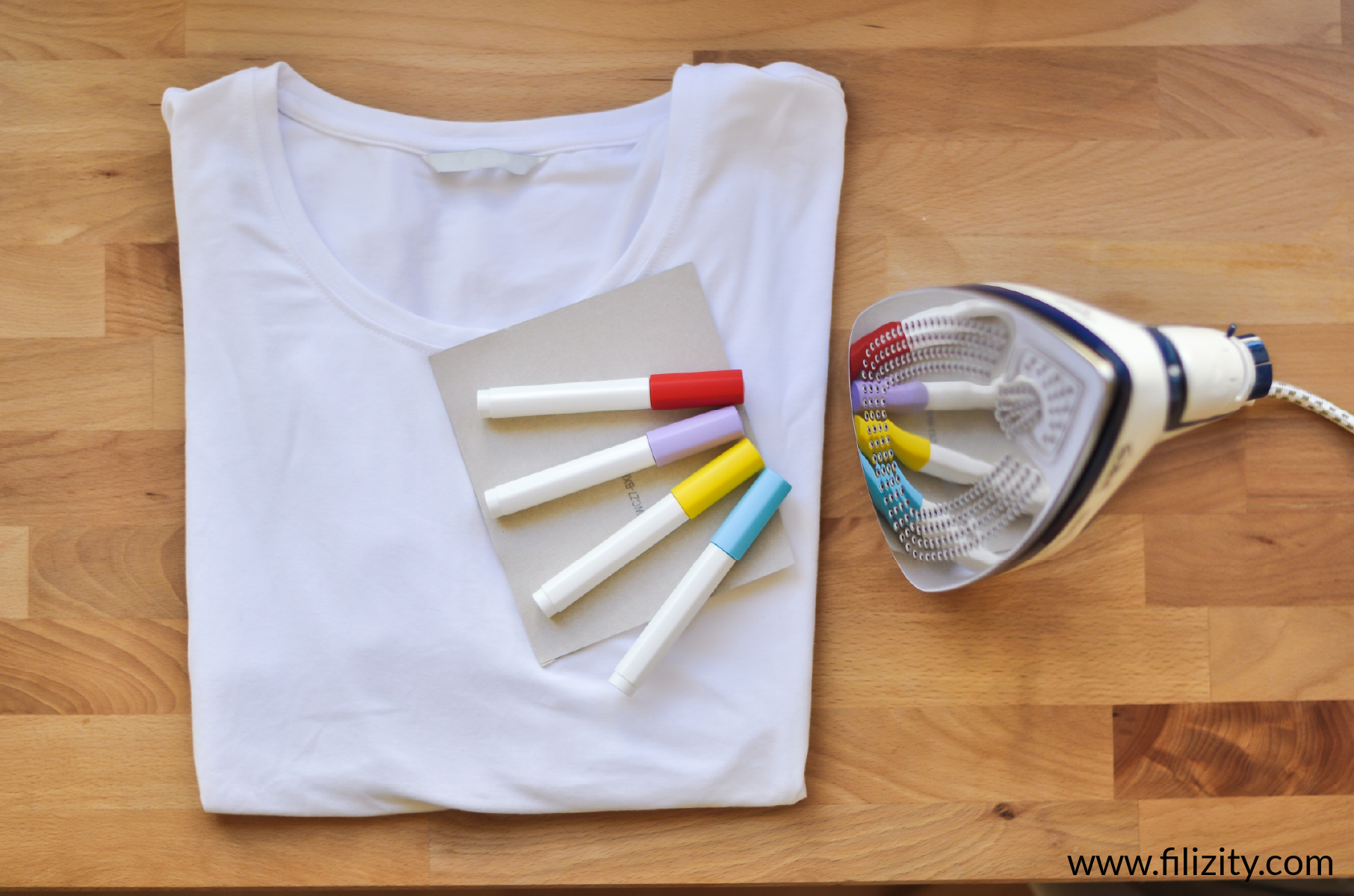 T-Shirt bemalen - minimalistischer Regenbogen | Schnelle DIY Idee von Filizity.com - Kreativmagazin & DIY Blog #corona #regenbogen #wirbleibenzuhause #upcycling