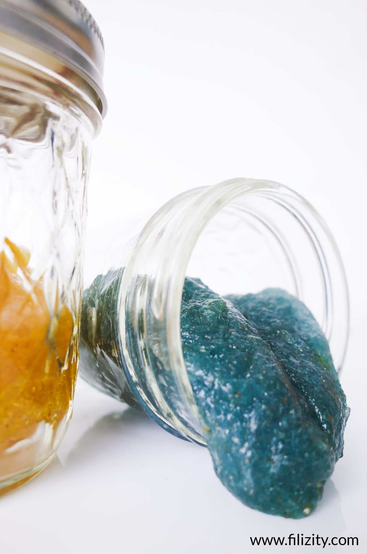 Schleim selber machen - Ungiftiges Schleim-Rezept ohne Kleber | Filizity. Kreativmagazin & DIY-Blog #schleim #slime #flohsamenschalen